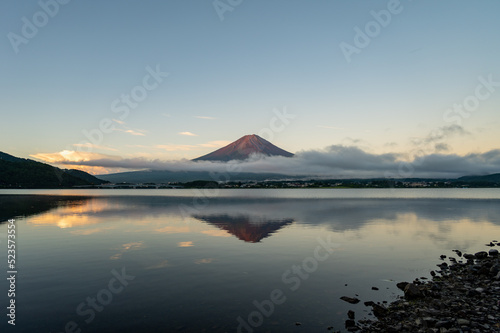 河口湖湖畔から見た早朝の富士山 © dah_keni