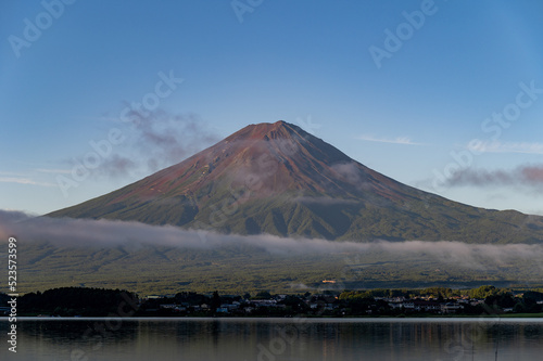 河口湖湖畔から見た早朝の富士山