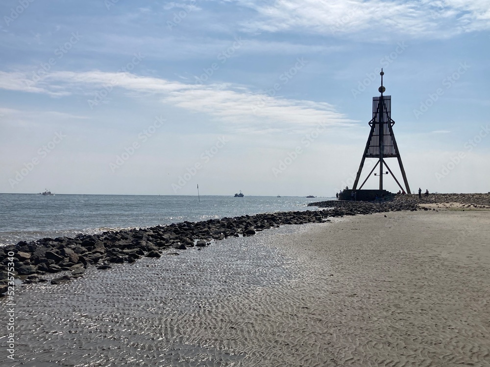 Blick auf die Kugelbake und den Leitdamm in Cuxhaven an der Nordsee aus dem Wattenmeer