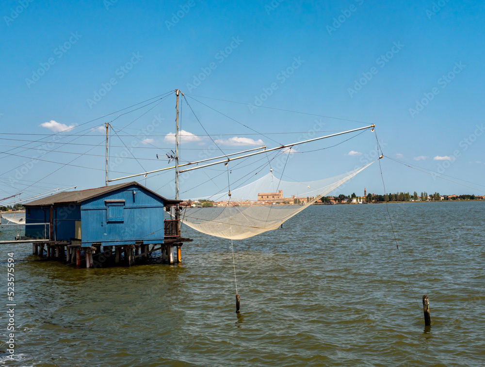 Fischerhütte mit Fischernetz im Po-Delta Italien