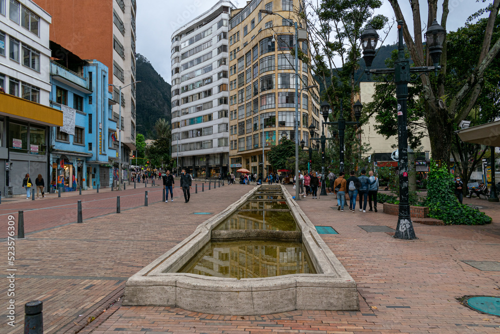 Tarde nublada en la ciudad de Bogotá (COLOMBIA), en el centro histórico en zonas de la Candelaria, plaza Núñez, av jmenez y eje ambiental.