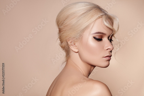 Sexy blond woman in retro style. Beautiful woman model in femininity pose with fashion make-up, soft skin, hairstyle