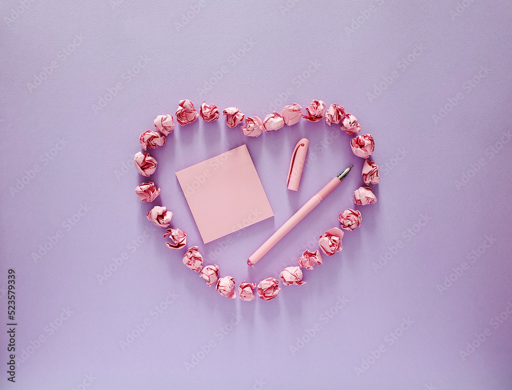 Obraz premium Reminder stickers, pen, heart made of paper balls on a purple background. Love for creativity.