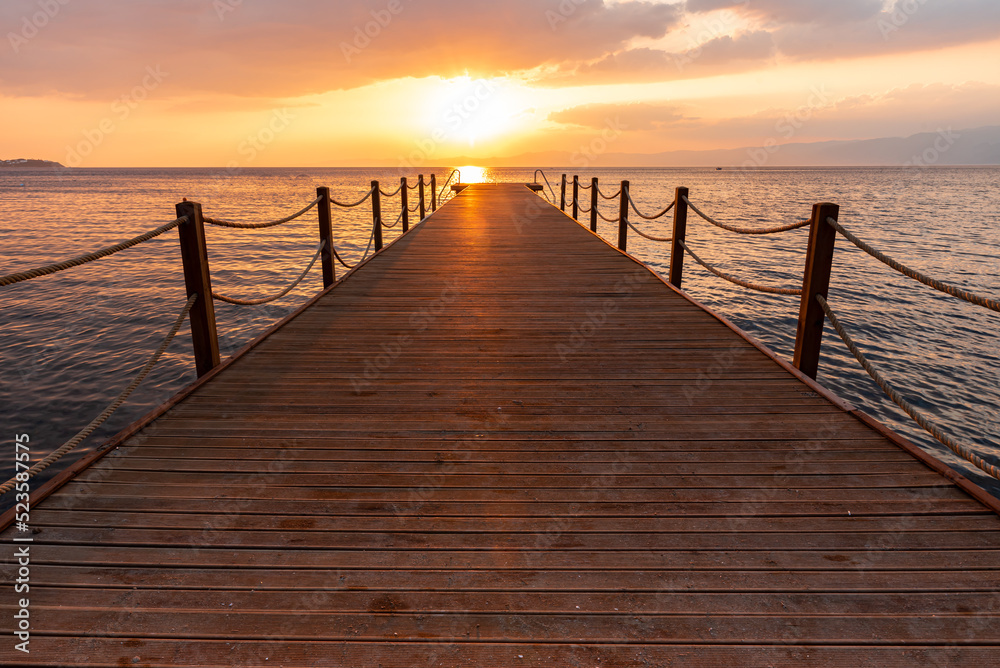 Obraz premium sunset pier in the sea 