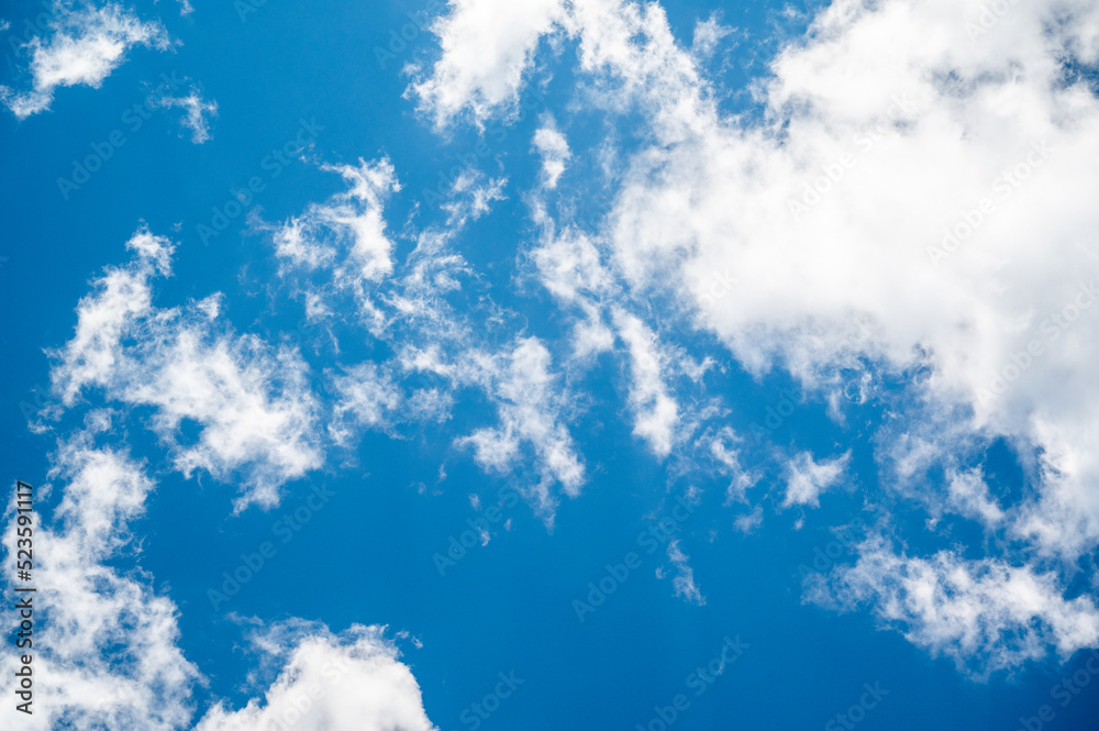 Obraz premium Whispy white clouds in blue sky
