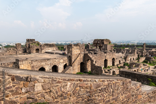 A view of the ruins of the ancient Golconda fort in the city of Hyderabad фототапет