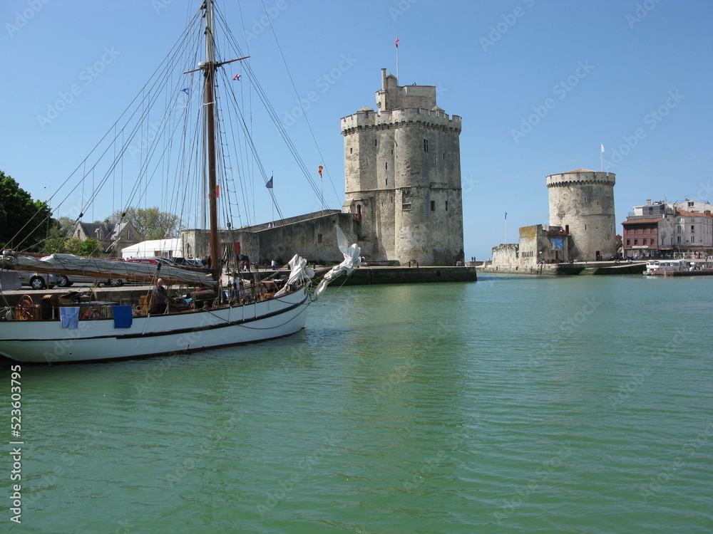 La Rochelle : voilier en bois et tour Saint-Nicolas