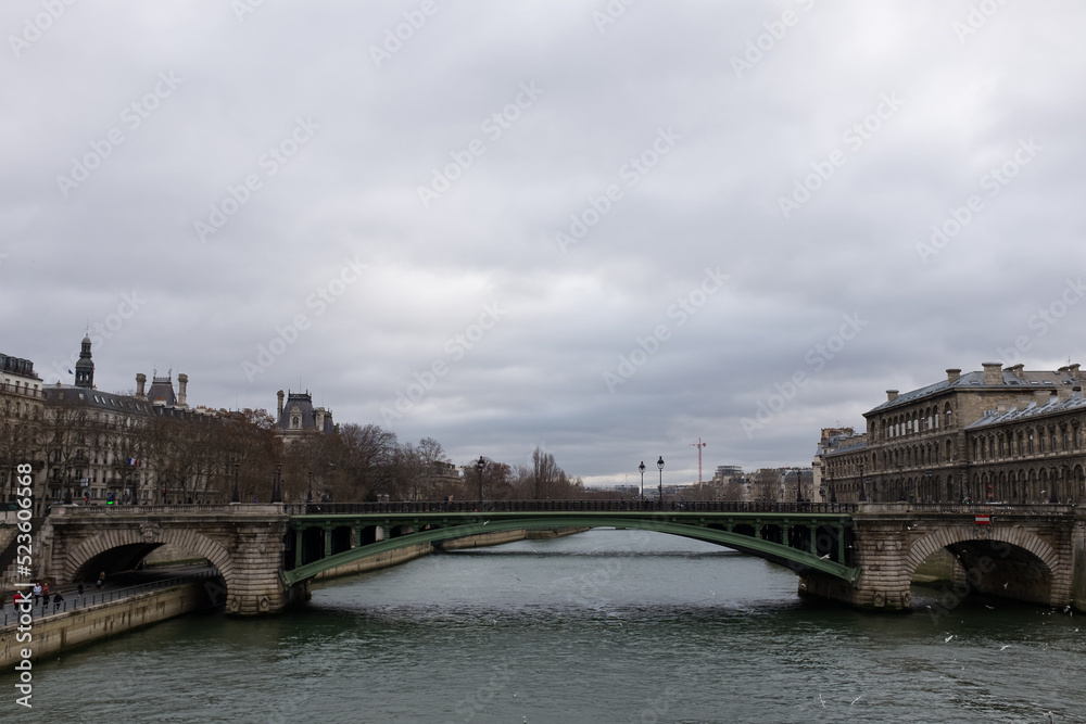 Río Sena en París con puente al fondo, Francia