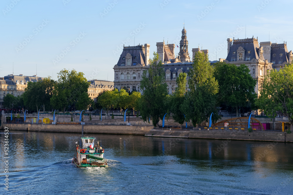 Fototapeta premium Paris City Hall and quays of the Seine river during Paris-Plage summer event