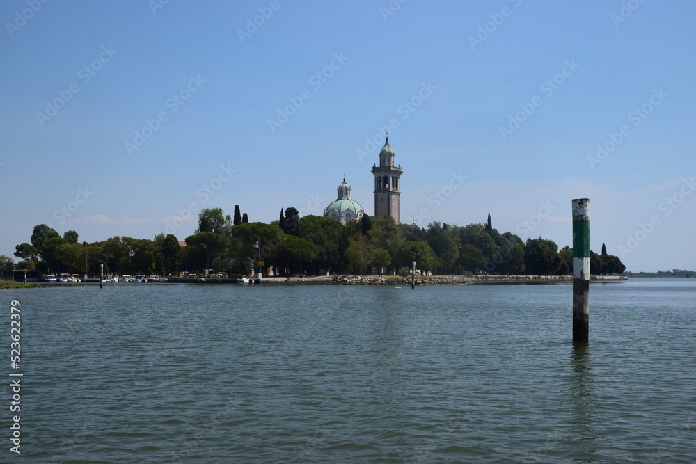 Laguna di Grado - Isola, santuario di Barbana Laguna di Grado - Isola, santuario di Barbana