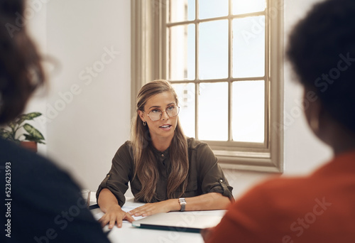 Fotografija Human resources manager meeting with colleagues, settling a dispute or argument in her office