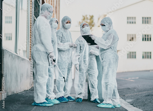 Foto Covid, pandemic and healthcare team wearing protective ppe to prevent virus spread at a quarantine site