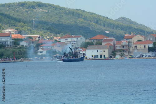 festa del mare con barca che spara