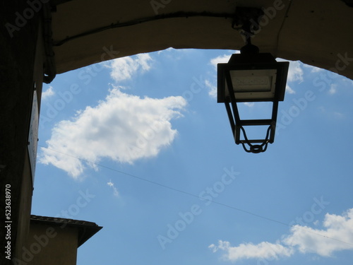 Silhouette di un lampadario sotto una volta - Silhouette of a chandelier under a vault