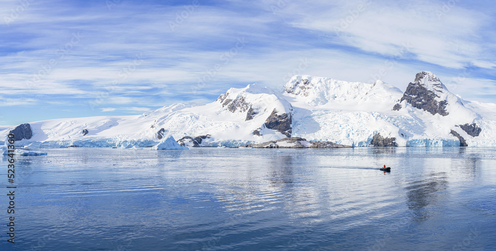 antarktische Eisberg Landschaft in der Cierva Cove - ein tiefer Meeresarm an der Westseite der Antarktischen Halbinsel, umringt von rauen Bergen und dramatischen Gletscherfronten