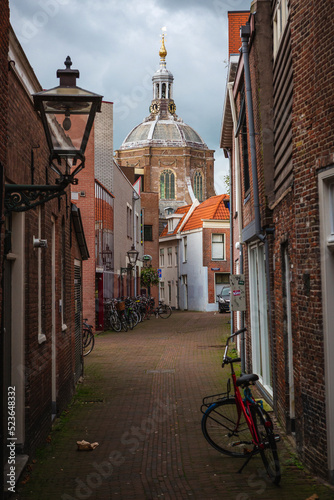 Gasse in Leiden in Holland mit Blick auf die Marekerk
