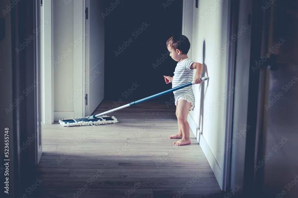 Niño Bebé Limpiando La Casa Pasando La Mopa Por El Pasillo Stock Photo