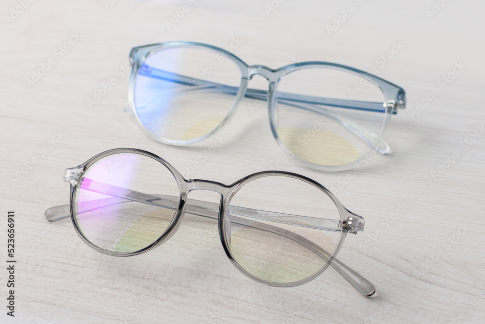 Gafas de plástico transparentes para lentes o cristales con aumento exhibidos para su venta. Gafas de plástico transparentes para lentes o cristales con aumento exhibidos para su venta.