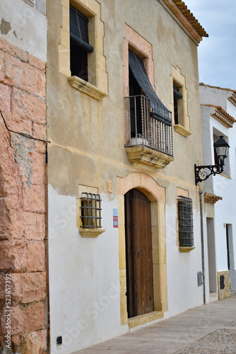 Fachadas de casas antiguas de pescadores en un paseo de la playa © ESTHER