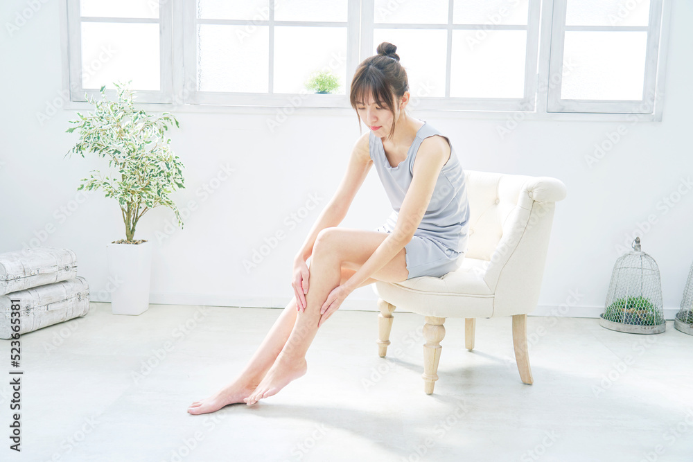 自宅でふくらはぎのケアをする女性 自宅でふくらはぎのケアをする女性