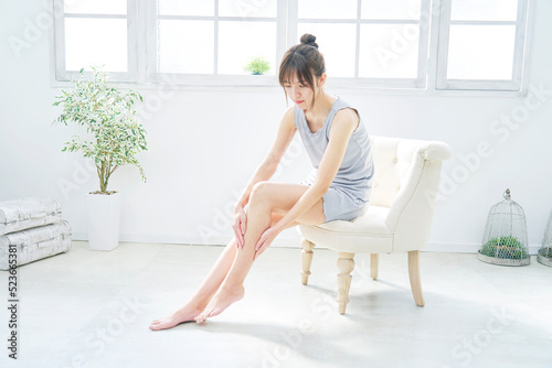 自宅でふくらはぎのケアをする女性 Free Download 自宅でふくらはぎのケアをする女性 - GFXLoad