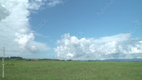 北海道の大草原と雲_Hokkaido prairie and clouds