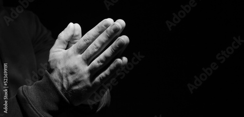 Foto Hands of religious man praying on dark background, closeup