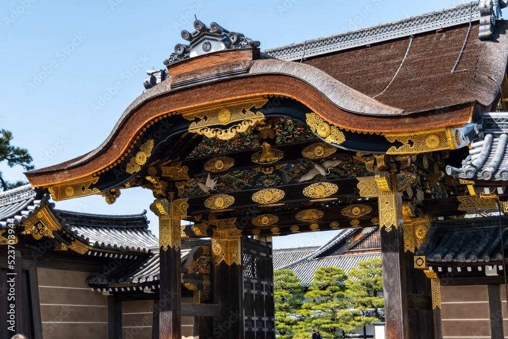 Fototapeta premium Karamon Gate with Ornate Decorations at a Historic Japanese Castle in Kyoto