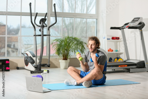 Young man exercising with d...