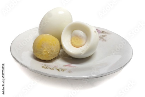 Foto Three boiled eggs on a white plate