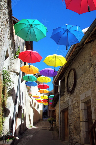 parapluies color  s dans le village