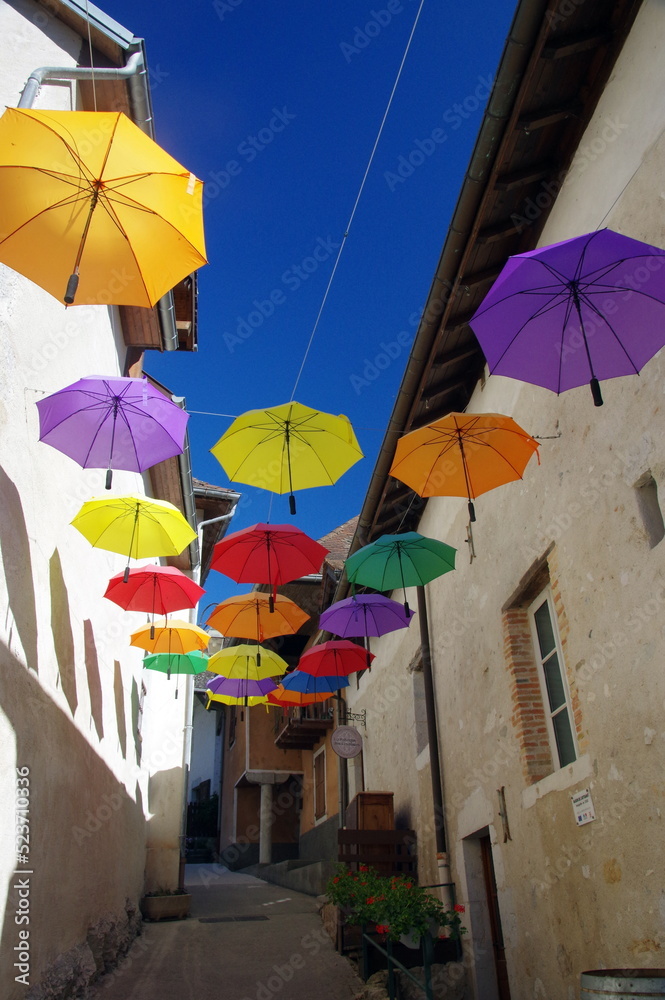 parapluies colorés dans le village