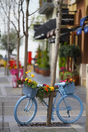 Photography The views of the buildings and outlets outside the Spanish city of Madrid are decorated with colorful flowers and bicycles