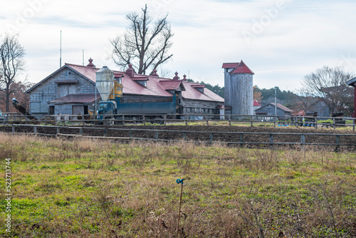 日本の農場にある牛舎と綺麗な風景