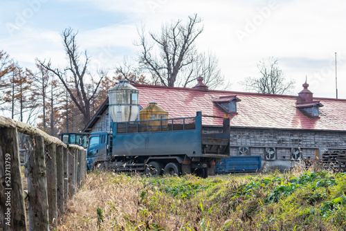 日本の農場にある牛舎と古い車と綺麗な風景