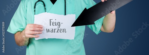 Feigwarzen. Arzt hält Zettel und zeigt mit Pfeil auf medizinischen Begriff. photo