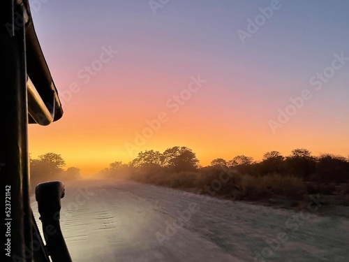 Morgenstimmung in Dämmerung auf Safari in Afrika 