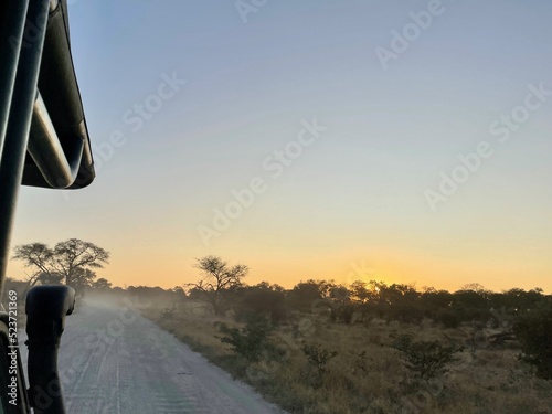Morgenstimmung in Dämmerung auf Safari in Afrika