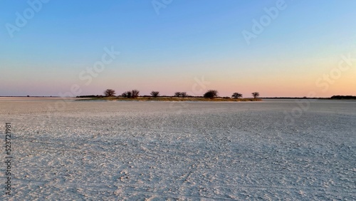 Abendstimmung in Dämmerung in Wüste in Afrika in Botswana in Salzpfanne Nxai Pan und Makgadikgadi Nationalpark
