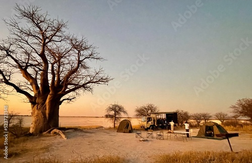 Abendstimmung in Dämmerung in Wüste in Afrika in Botswana in Salzpfanne Nxai Pan und Makgadikgadi Nationalpark beim Camping unter freiem Himmel