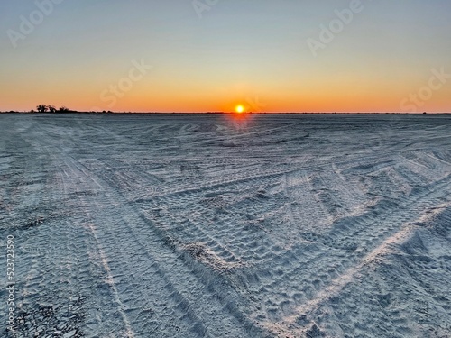 Abendstimmung in Dämmerung in Wüste in Afrika in Botswana in Salzpfanne Nxai Pan und Makgadikgadi Nationalpark