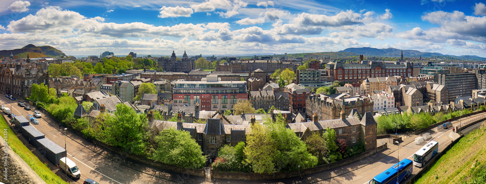 Obraz premium Victoria Street - Edinburgh old centre panorama, Scotland - Grassmarket