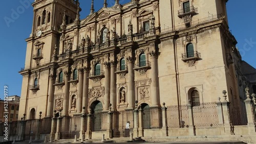 Vista en perpendicular fachada de la catedral barroca de Jaén, España.