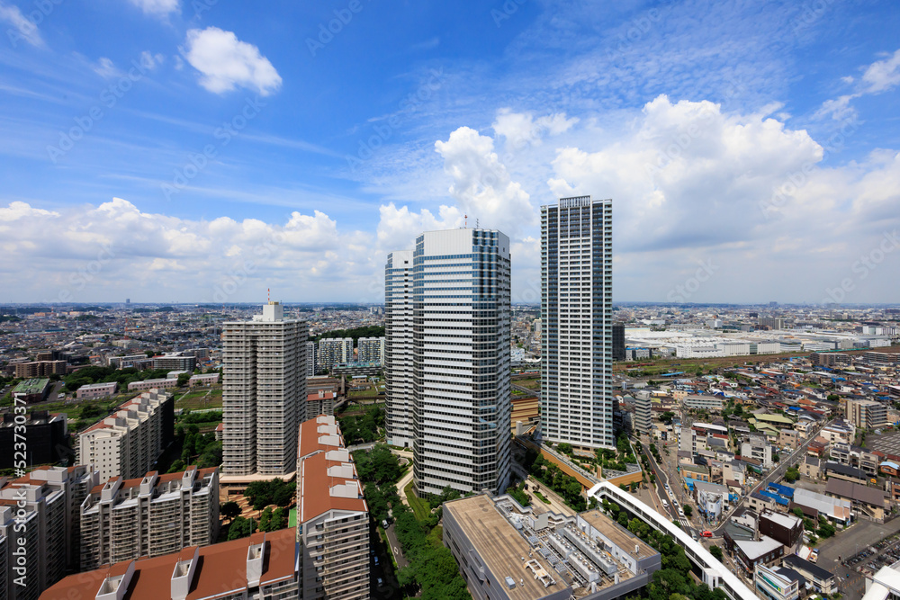 Obraz premium 高層ビル群と青い空に浮かぶ積雲
