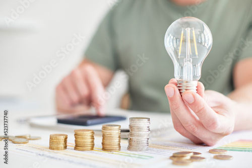 Mann am Schreibtisch macht Berechnungen zum Thema Sparen, Energie, Heizkosten und Umwelt