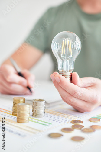Mann am Schreibtisch macht Berechnungen zum Thema Sparen, Energie, Heizkosten und Umwelt