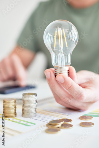 Mann am Schreibtisch macht Berechnungen zum Thema Sparen, Energie, Heizkosten und Umwelt