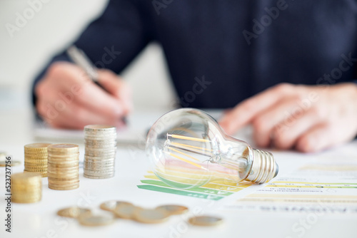 Foto Mann am Schreibtisch macht Berechnungen zum Thema Sparen, Energie, Heizkosten un