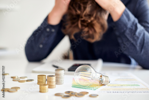 Mann am Schreibtisch macht Berechnungen zum Thema Sparen, Energie, Heizkosten und Umwelt