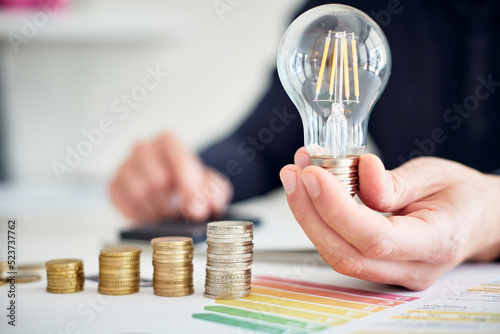 Mann am Schreibtisch macht Berechnungen zum Thema Sparen, Energie, Heizkosten und Umwelt